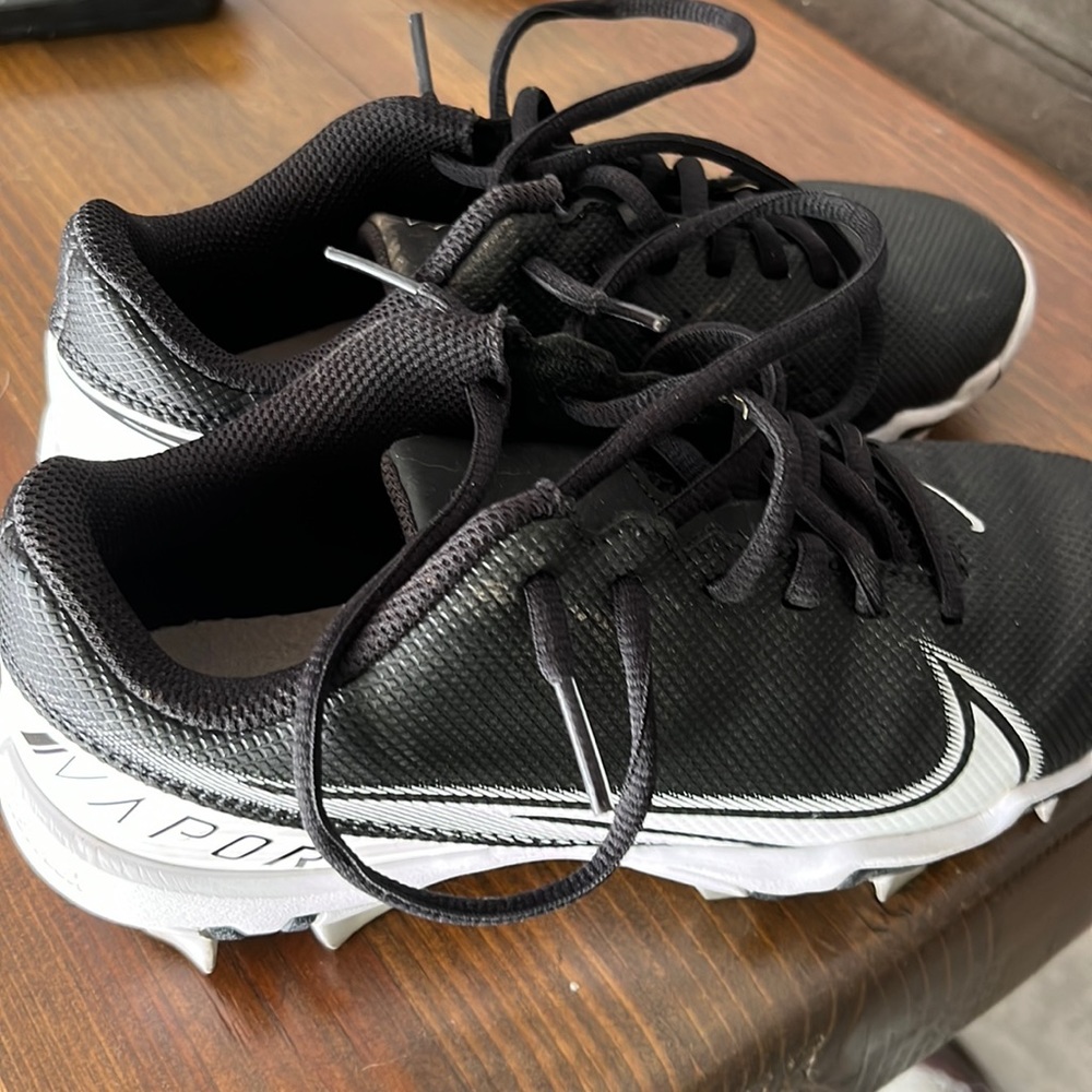 Kids vapor edge football cleats size 3Y